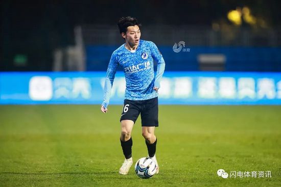 本周末英超将迎来“双红会”，外界认为这场较量的结果将对滕哈赫的帅位产生巨大影响，《曼彻斯特晚报》撰文谈到了这一话题。